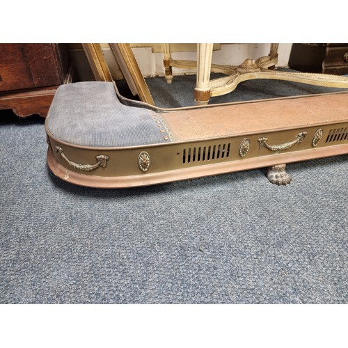 1118 - An unusual Edwardian brass and upholstered fender, 168cm wide, (faults). 