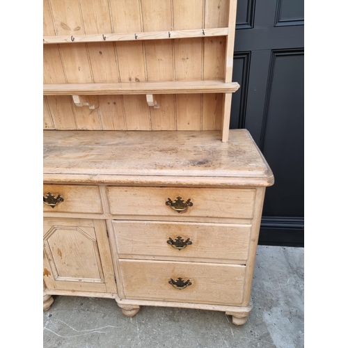 1019 - A Victorian pine dresser and associated rack, 163.5cm wide. 