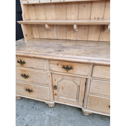 1019 - A Victorian pine dresser and associated rack, 163.5cm wide. 