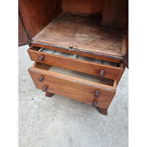 1027 - A George III mahogany and line inlaid wash stand, enclosing a rising mirror, 45cm wide.... 