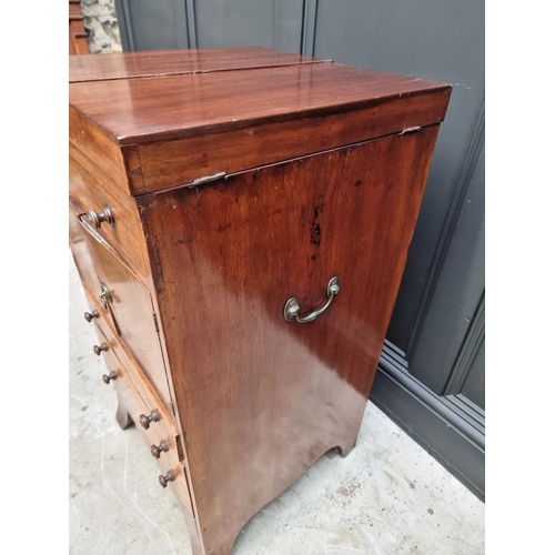 1027 - A George III mahogany and line inlaid wash stand, enclosing a rising mirror, 45cm wide.... 