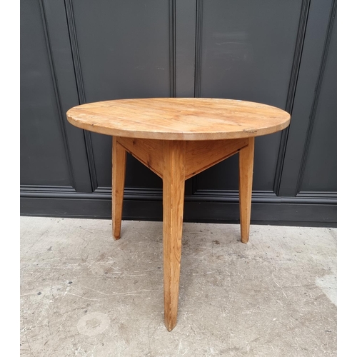 1040 - An antique pine cricket table, 81.5cm diameter. 