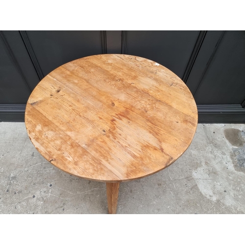 1040 - An antique pine cricket table, 81.5cm diameter. 