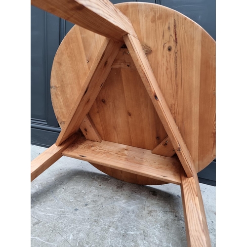 1040 - An antique pine cricket table, 81.5cm diameter. 