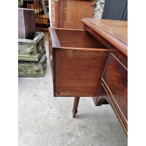 1044 - An early 19th century mahogany concave fronted table, in the manner of Gillows, 104.5cm wide. ... 