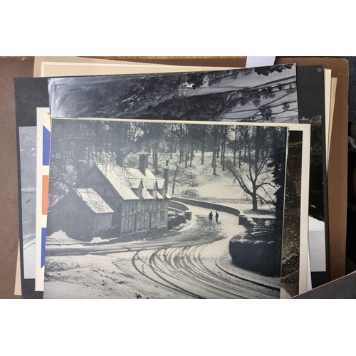 202 - ART PHOTOGRAPHY: collection of 34 silver gelatin photographs, largely mid-c20 period with a few... 