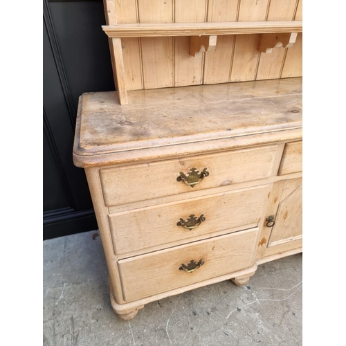 1019 - A Victorian pine dresser and associated rack, 163.5cm wide. 