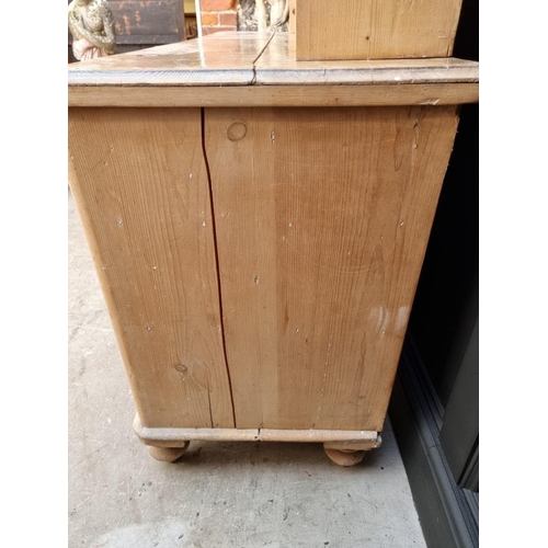 1019 - A Victorian pine dresser and associated rack, 163.5cm wide. 