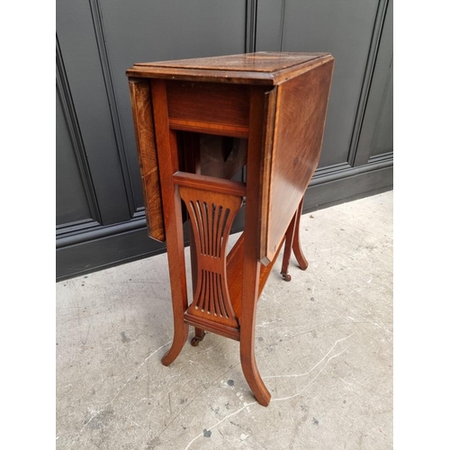 1032 - An Edwardian mahogany and inlaid Sutherland table, 61cm wide. 