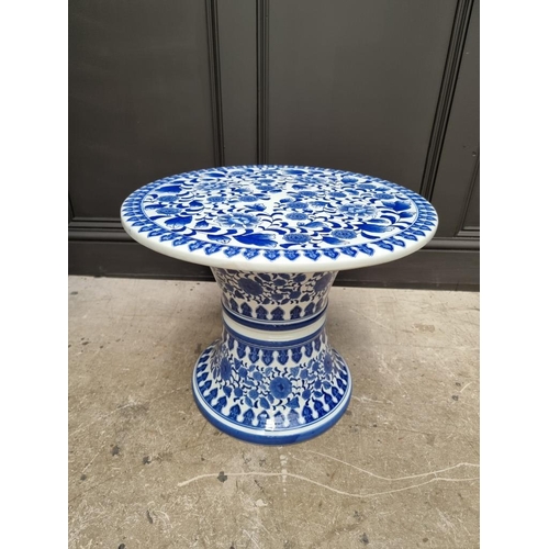 1039 - A blue and white porcelain conservatory pedestal table, 42cm high x 52cm diameter. ... 