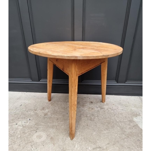 1040 - An antique pine cricket table, 81.5cm diameter. 