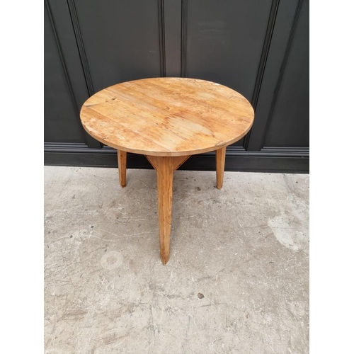 1040 - An antique pine cricket table, 81.5cm diameter. 