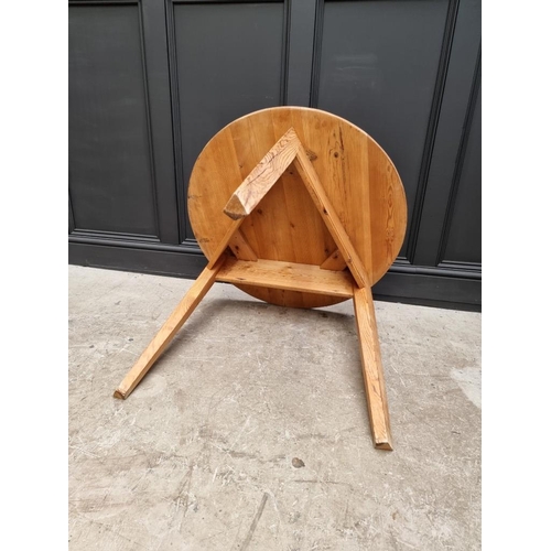 1040 - An antique pine cricket table, 81.5cm diameter. 