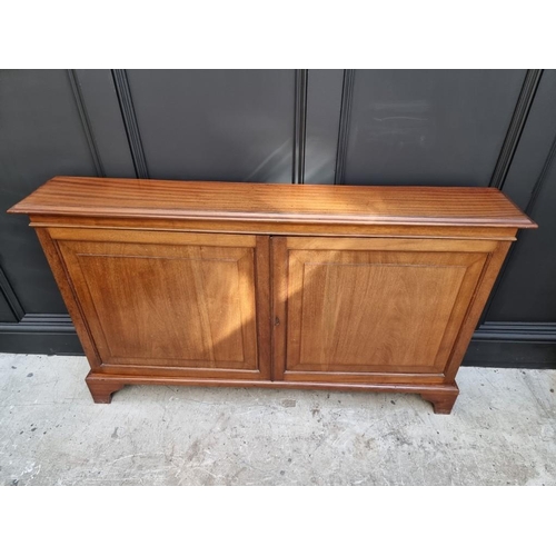 1090 - A mahogany shallow bookcase, 132.5cm wide. 