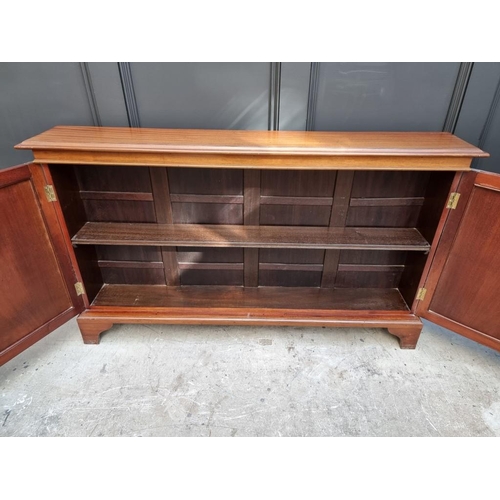 1090 - A mahogany shallow bookcase, 132.5cm wide. 