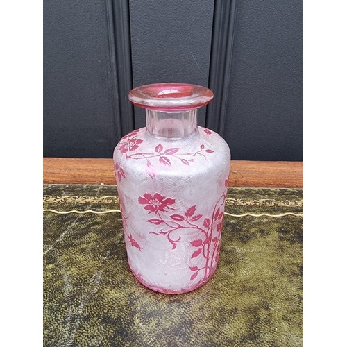 1540 - A good Victorian Stourbridge pink overlaid clear glass scent bottle, finely decorated with a fern gr... 