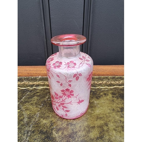 1540 - A good Victorian Stourbridge pink overlaid clear glass scent bottle, finely decorated with a fern gr... 