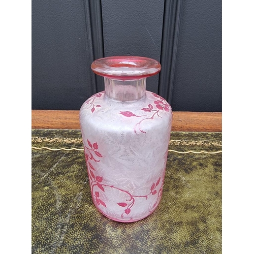 1540 - A good Victorian Stourbridge pink overlaid clear glass scent bottle, finely decorated with a fern gr... 