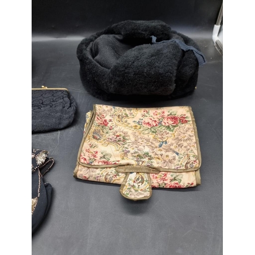 1590 - Costume: a small collection of hats and handbags. 