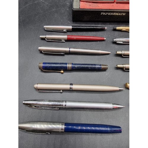 1667 - A collection of vintage pens.