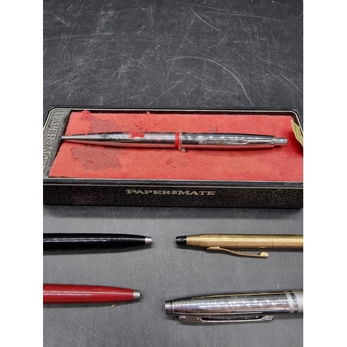 1667 - A collection of vintage pens.