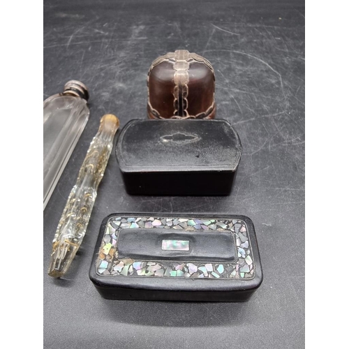 1668 - An antique continental silver mounted nut box and tortoiseshell pique cover, 4cm high; together... 