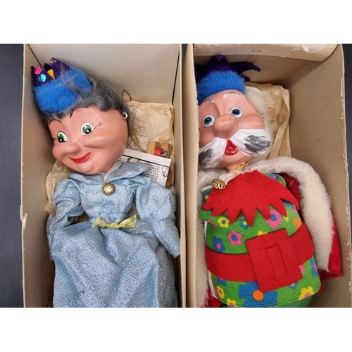 1702 - Two vintage Pelham Puppets, comprising: SL King and SL Queen, both unstrung in original boxes. ... 