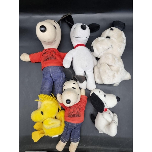 1708 - A collection of Snoopy toys and related. 