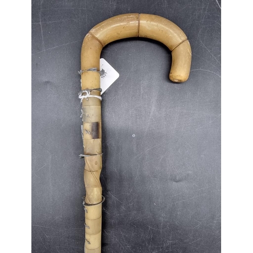 1724 - An old horn walking stick.