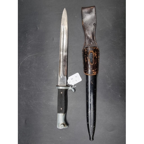 1733 - A German Wehmacht K98 presentation bayonet and sheath, with 24.5cm blade etched 'Zur Erinnerung an M... 