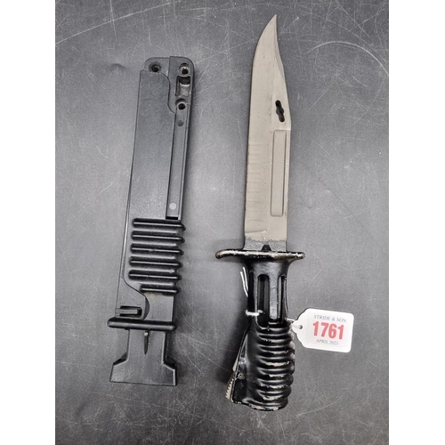 1761 - A British Army SA 80 bayonet and plastic sheath, with 17.5 cm blade, overall length 28cm.... 