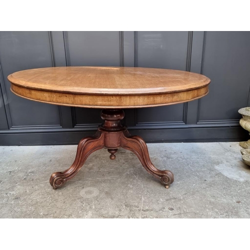 1828 - A Victorian mahogany circular breakfast table, 115cm diameter.