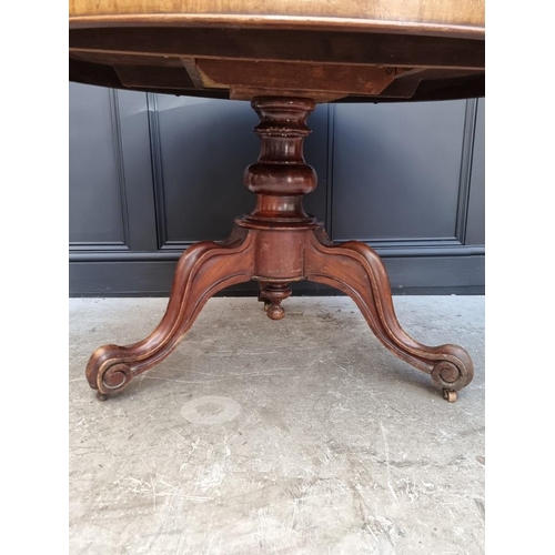 1828 - A Victorian mahogany circular breakfast table, 115cm diameter.