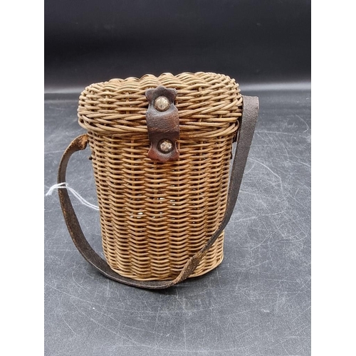 1526 - A small wicker case, 12cm high.