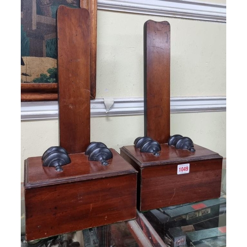 1049 - A pair of mahogany and ebonized plate stands, 44.5cm high. 