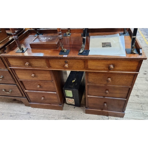 1055 - A Victorian mahogany pedestal desk, 122cm wide.