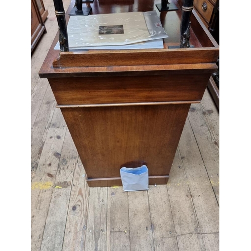 1055 - A Victorian mahogany pedestal desk, 122cm wide.