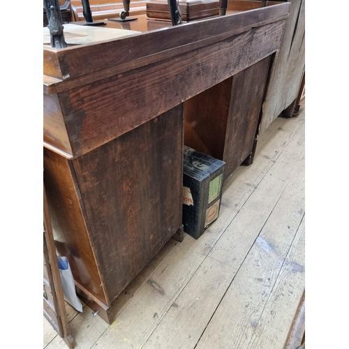 1055 - A Victorian mahogany pedestal desk, 122cm wide.