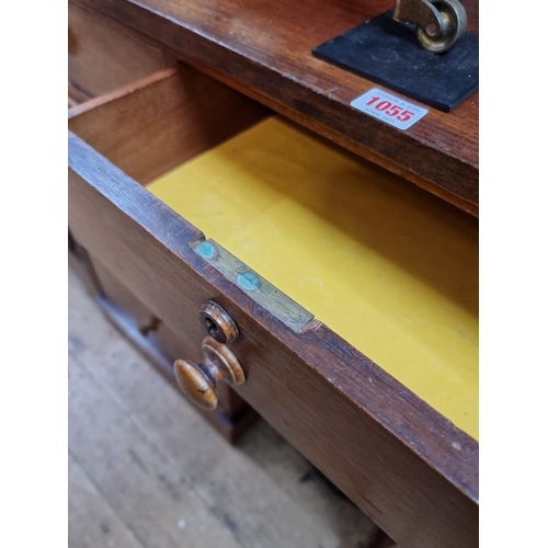 1055 - A Victorian mahogany pedestal desk, 122cm wide.