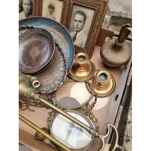 1276 - A mixed group of metalware, to include photograph frames.