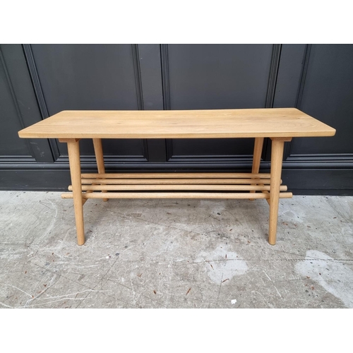 1031 - A contemporary pale oak rectangular low occasional table, 100cm wide.