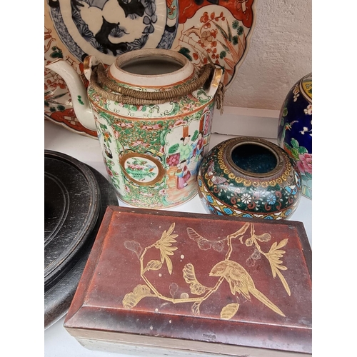 1133 - A mixed group of Chinese and Japanese ceramics and works of art. 