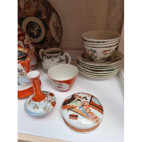 1139 - A mixed group of Chinese and Japanese pottery and porcelain, to include two yixing teapots and cover... 