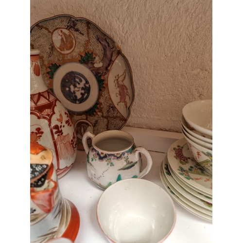 1139 - A mixed group of Chinese and Japanese pottery and porcelain, to include two yixing teapots and cover... 