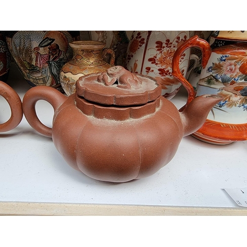 1139 - A mixed group of Chinese and Japanese pottery and porcelain, to include two yixing teapots and cover... 