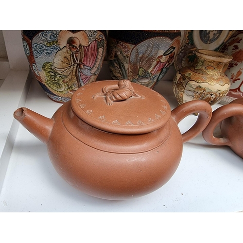 1139 - A mixed group of Chinese and Japanese pottery and porcelain, to include two yixing teapots and cover... 