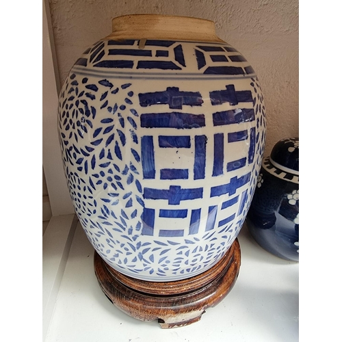 1144 - A collection of Chinese blue and white porcelain, largest 23.5cm high. 