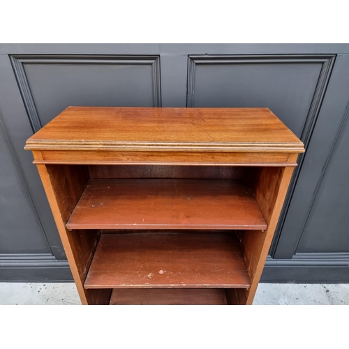 1151 - A reproduction mahogany open bookcase, 68cm wide. 