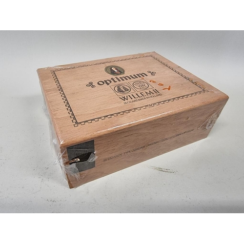 209 - A sealed box of 25 Willem II 'Optimum' cigars.