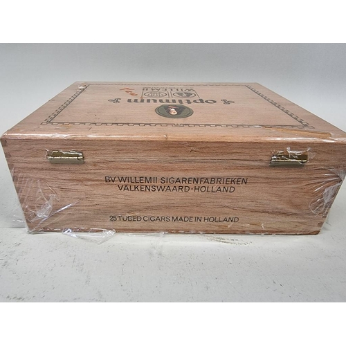 209 - A sealed box of 25 Willem II 'Optimum' cigars.